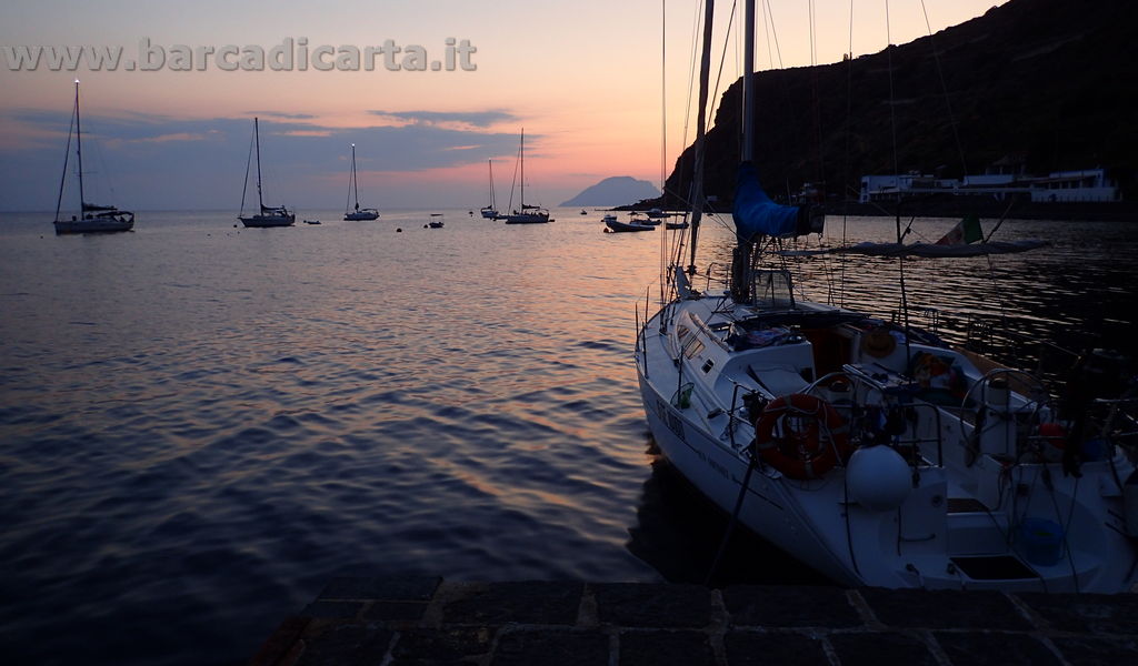 Filicudi - sosta serale in barca a vela