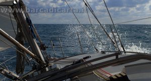 Domenica a vela, la barca naviga di bolina